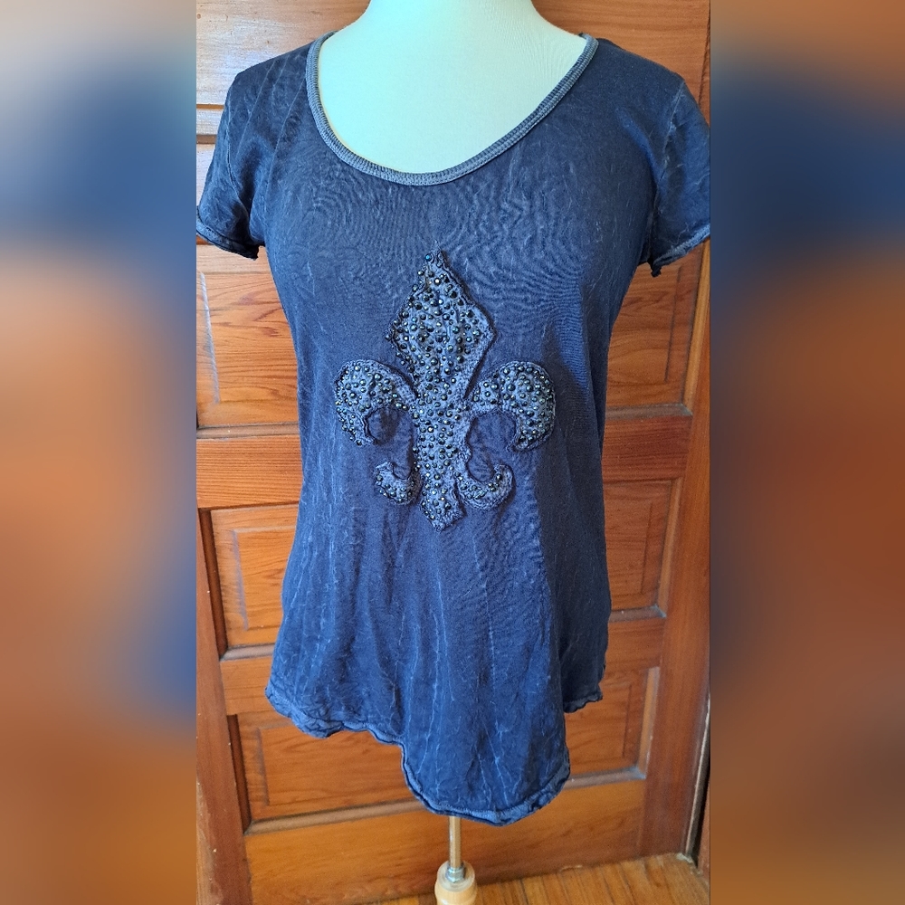 Velvet Stone short sleeve t shirt w/Fleur-de-lis Size L